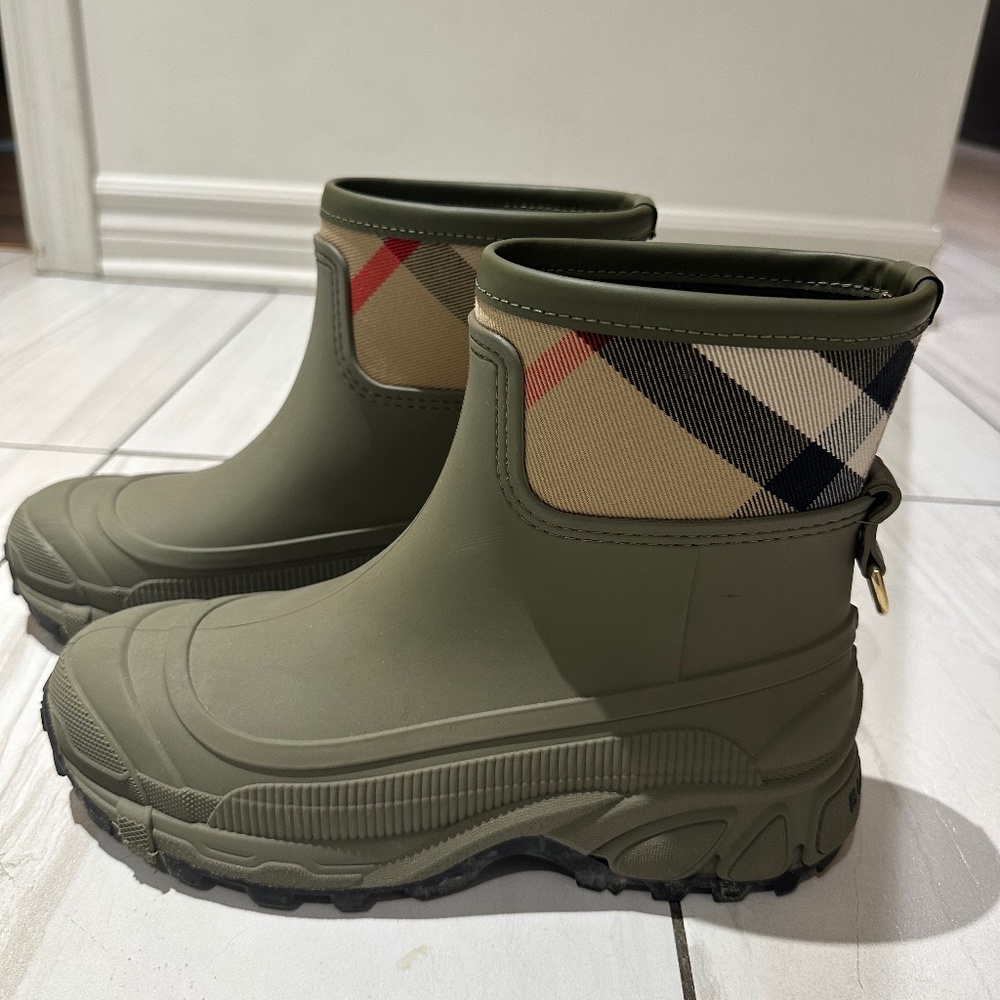Burberry green rubber boots - Picture 1 of 2